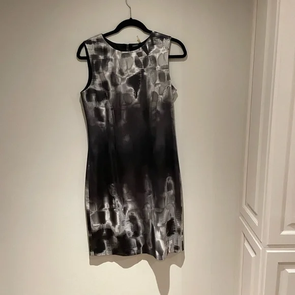 Elle Tahari Elegant Black and Gray Sleeveless Sheath Dress - Picture 5 of 6